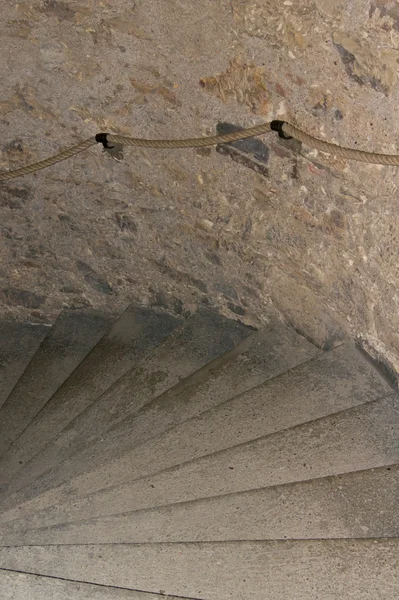 Stenmur och gammal spiraltrappa — Stockfoto