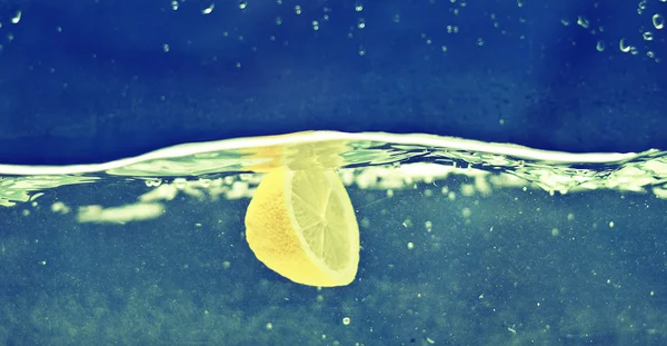 新鲜柠檬在水里 — 图库照片