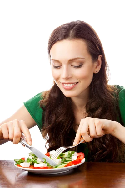 Portrait d'une femme heureuse et souriante mangeant de la salade dans une assiette, isolée — Photo