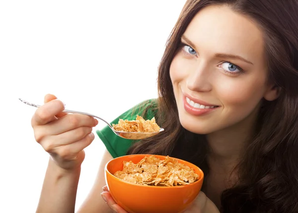 Portrait de jeune femme souriante mangeant du muesli ou des flocons de maïs, iso — Photo