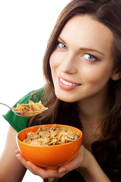 Portré, fiatal, mosolygós nő eszik müzlit vagy kukoricapehely, iso — Stock Fotó