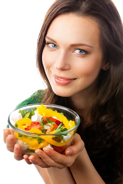 Портрет счастливой улыбающейся женщины с вегетарианским овощным салатом , — стоковое фото