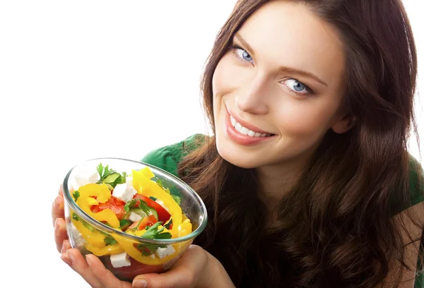 Porträt einer glücklich lächelnden Frau mit vegetarischem Gemüsesalat, — Stockfoto