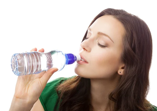Женщина пьет воду из бутылки, изолированные на белом фоне — стоковое фото