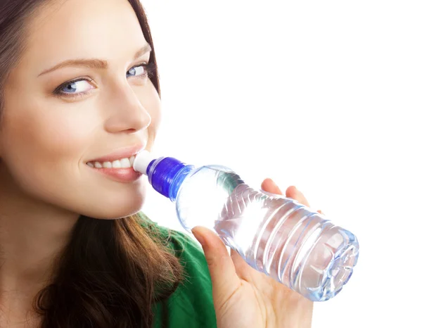Mulher bebendo água de garrafa, isolado no fundo branco — Fotografia de Stock