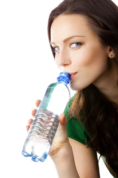 女性、白い背景で隔離のボトルからの水を飲む — ストック写真