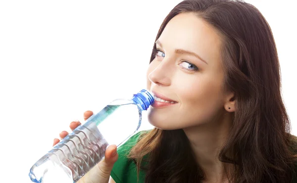 Vrouw drinkwater uit de fles, geïsoleerd op witte achtergrond — Stockfoto