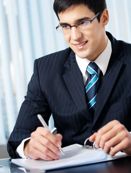 Porträtt av handstil leende affärsman arbetar på kontor — Stockfoto