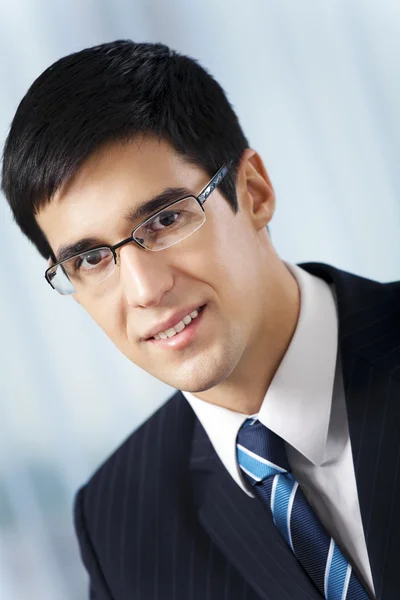 Retrato del exitoso hombre de negocios en la oficina — Foto de Stock