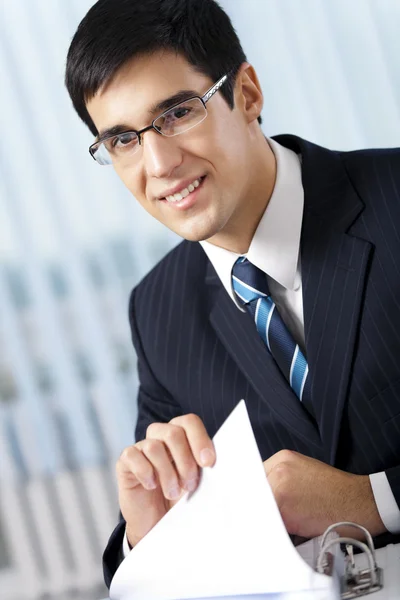 Framgångsrik affärsman med dokument på kontor — Stockfoto