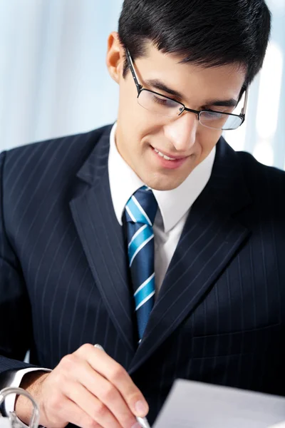 Портрет улыбающегося бизнесмена, работающего в офисе — стоковое фото
