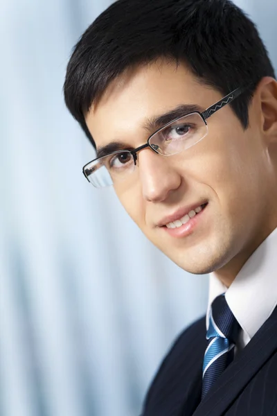 Porträtt av framgångsrik affärsman på kontor — Stockfoto