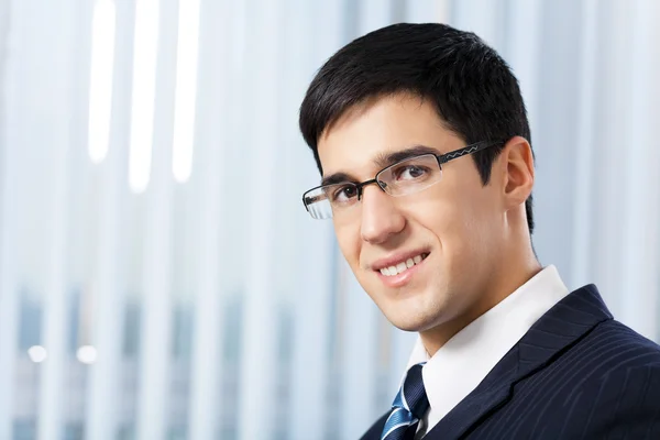 Porträtt av framgångsrik affärsman på kontor — Stockfoto