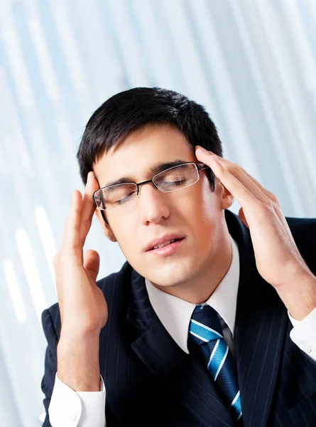 Pensare, stanco o malato di mal di testa uomo d'affari in ufficio — Foto Stock