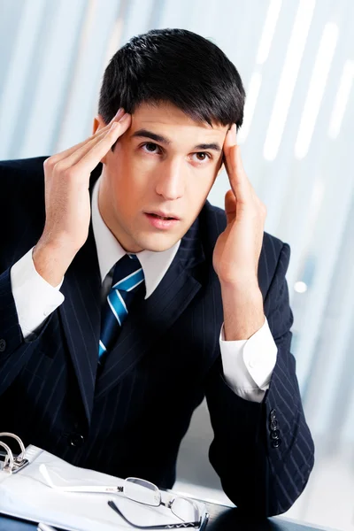 Мышление, усталость или болезнь с головной болью бизнесмен в офисе — стоковое фото