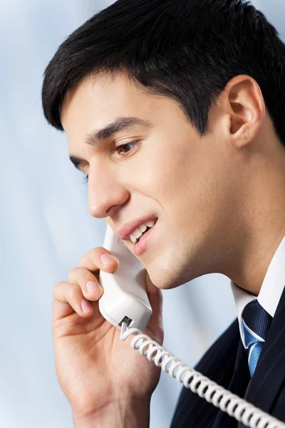 Framgångsrik affärsman med telefon på kontoret — Stockfoto