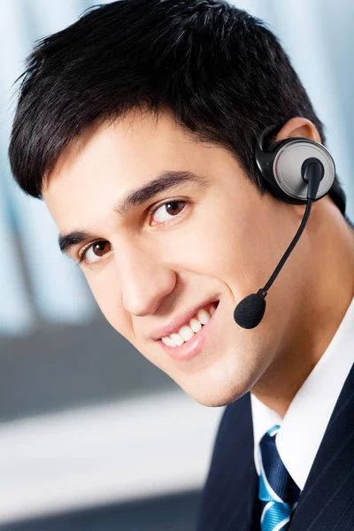 Support telefoon operator in hoofdtelefoon op werkplek — Stockfoto