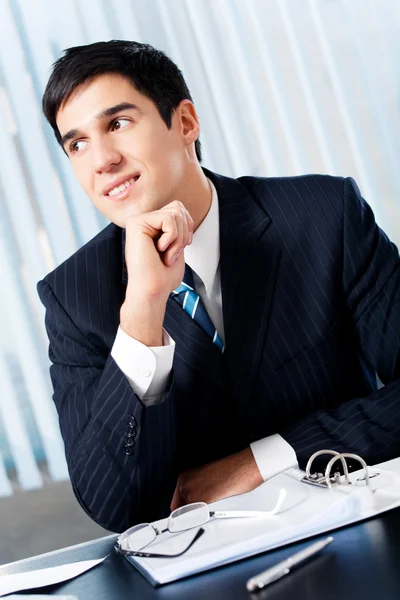 Porträt eines denkenden Geschäftsmannes mit Dokumenten im Büro — Stockfoto