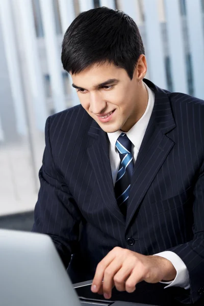 El empresario exitoso con el portátil en la oficina — Foto de Stock