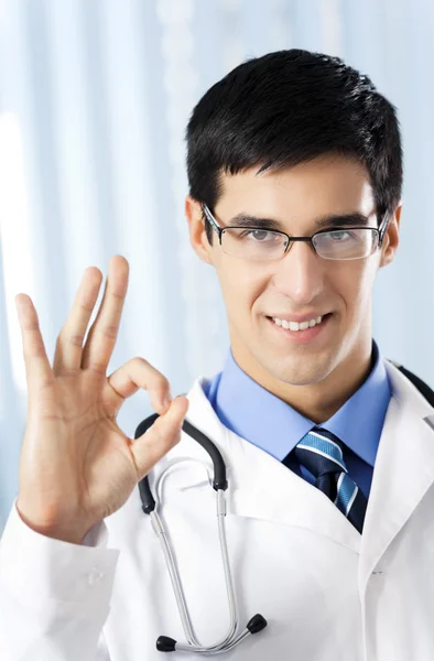 Šťastný doktor s dobře gesto, v kanceláři — Stock fotografie