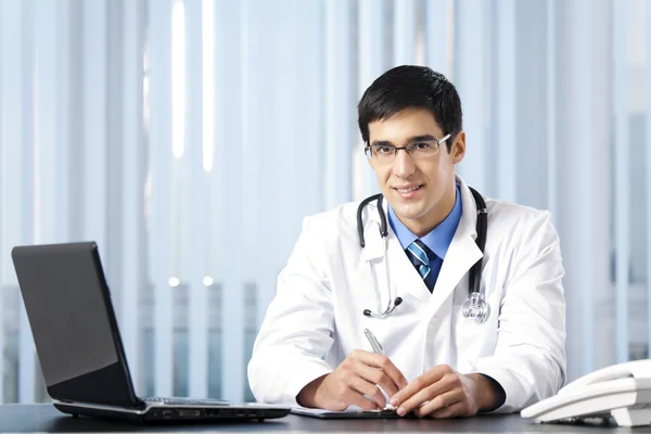 Médico de sucesso com laptop, no escritório — Fotografia de Stock