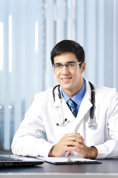 Портрет улыбающегося врача в офисе — стоковое фото