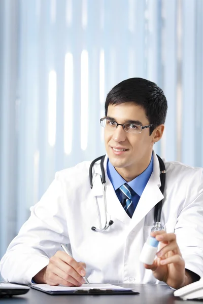 Médico feliz com garrafa de droga, no escritório — Fotografia de Stock