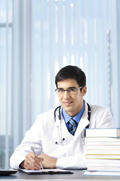 Porträtt av skriver läkare på kontor — Stockfoto