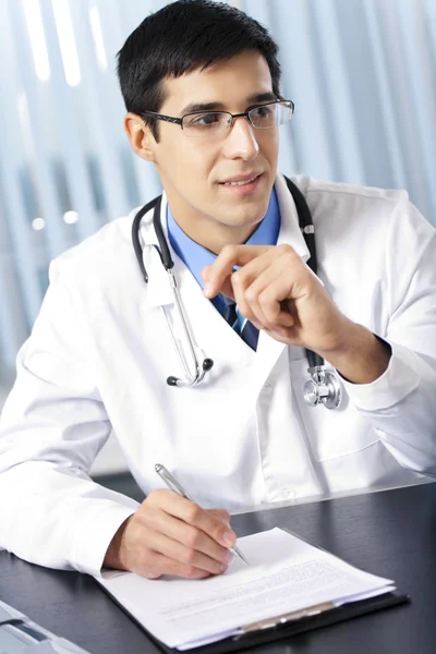 Portret pisania lekarz w urzędzie — Zdjęcie stockowe