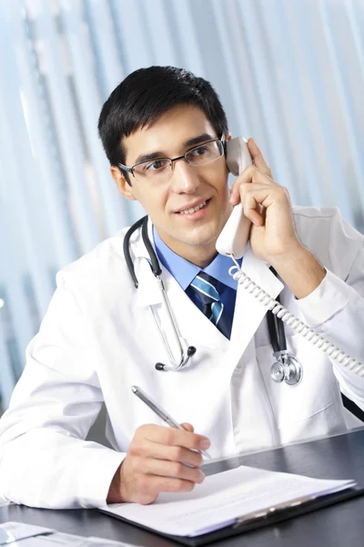 Médico de sucesso com telefone, no local de trabalho — Fotografia de Stock