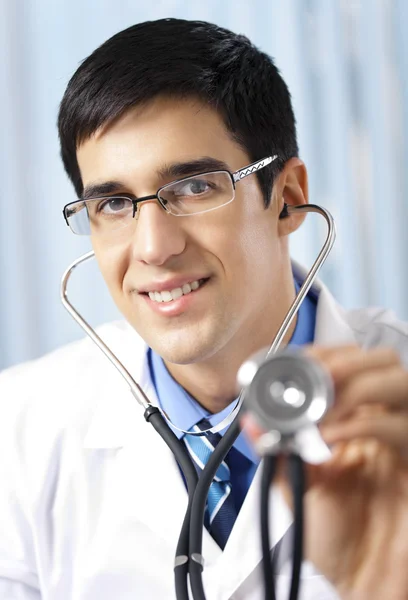 Lekarz z stetoskop, w urzędzie — Zdjęcie stockowe