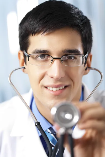 Läkare med stetoskop, på kontor — Stockfoto