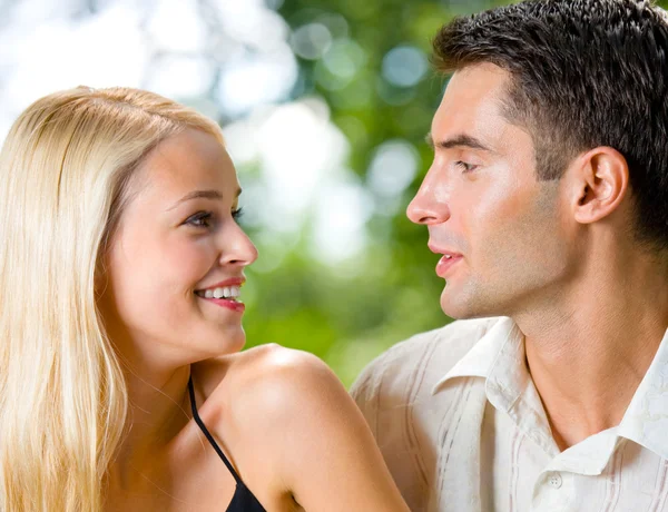 Retrato de jovem casal atraente feliz juntos, ao ar livre — Fotografia de Stock