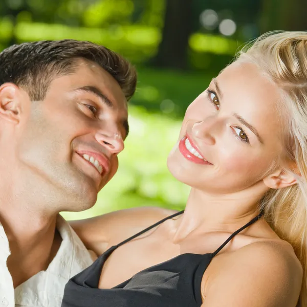 Jonge gelukkige amoureuze paar samen, buitenshuis — Stockfoto