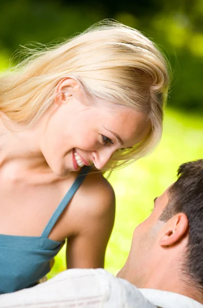 Jovens felizes sorrindo casal ao ar livre juntos — Fotografia de Stock