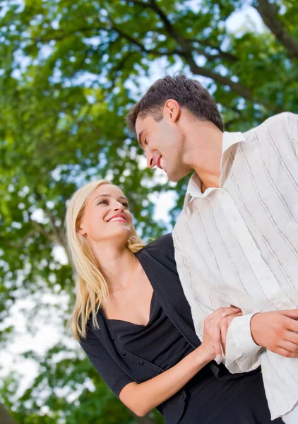 Unga lyckliga attraktiva allomfattande paret, utomhus — Stockfoto