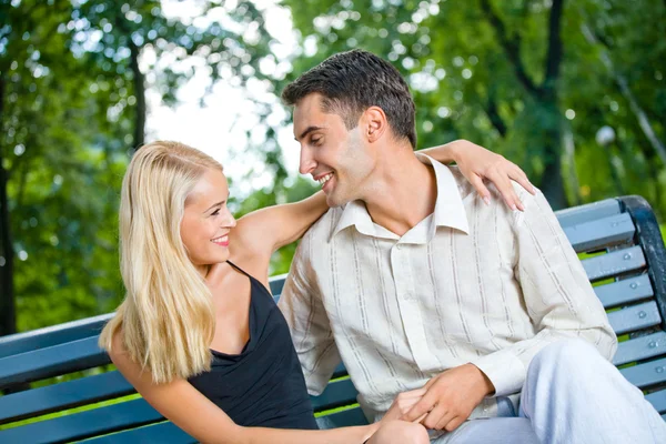Jovem atraente casal amor feliz juntos, ao ar livre — Fotografia de Stock