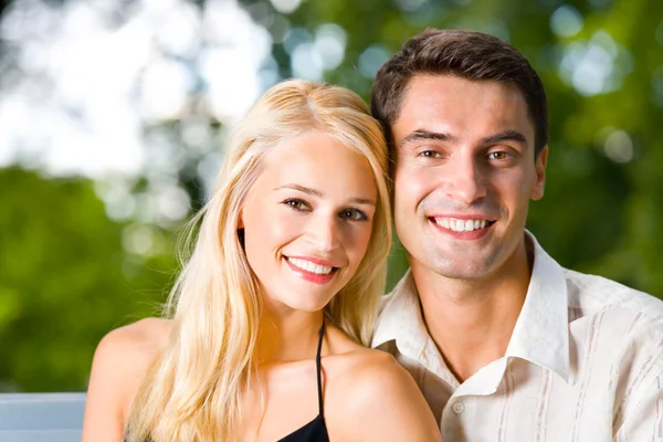 Portrait de jeune couple heureux et attrayant ensemble, en plein air — Photo