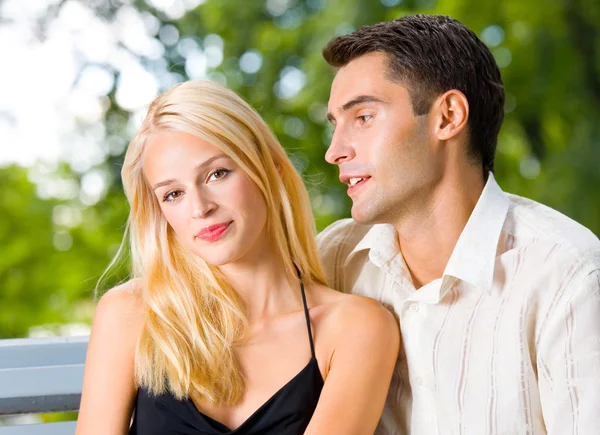 Retrato de jovem casal atraente feliz juntos, ao ar livre — Fotografia de Stock