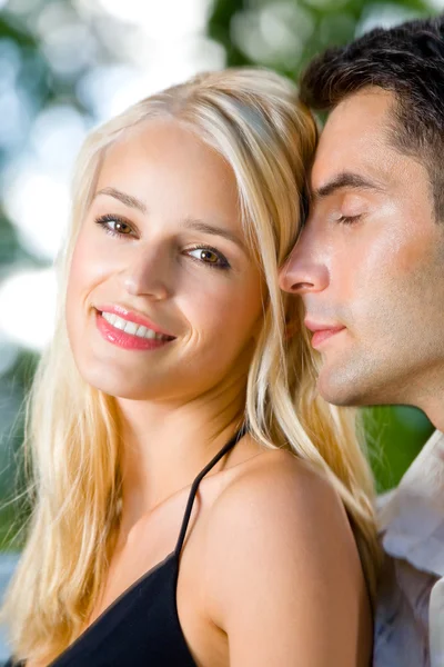 Retrato de joven feliz pareja atractiva juntos, al aire libre —  Fotos de Stock