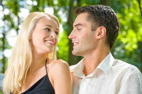 Retrato de joven feliz pareja atractiva juntos, al aire libre — Foto de Stock