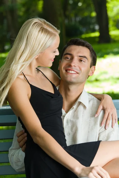 Jovem casal amoroso feliz juntos, ao ar livre — Fotografia de Stock