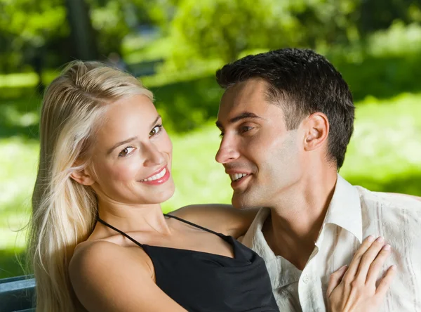 Genç mutlu sevdalı çift birlikte, açık havada — Stok fotoğraf