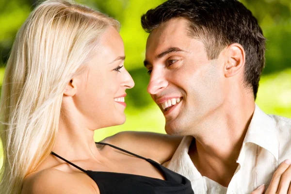 Retrato de joven feliz pareja atractiva juntos, al aire libre —  Fotos de Stock