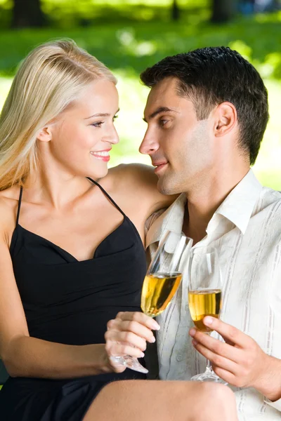 Junges glückliches Paar feiert mit Champagner, im Freien — Stockfoto