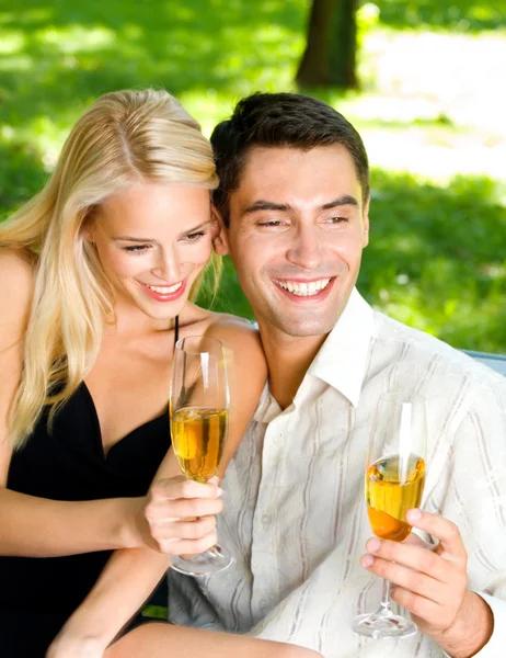 Genç bir çift açık havada birlikte, şampanyalı kutlama — Stok fotoğraf