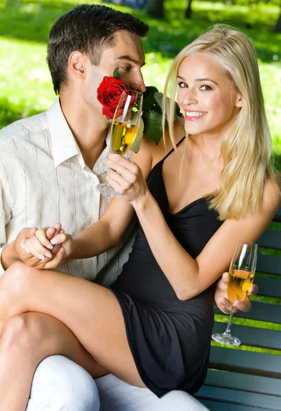 Joven feliz pareja amorosa juntos, al aire libre —  Fotos de Stock