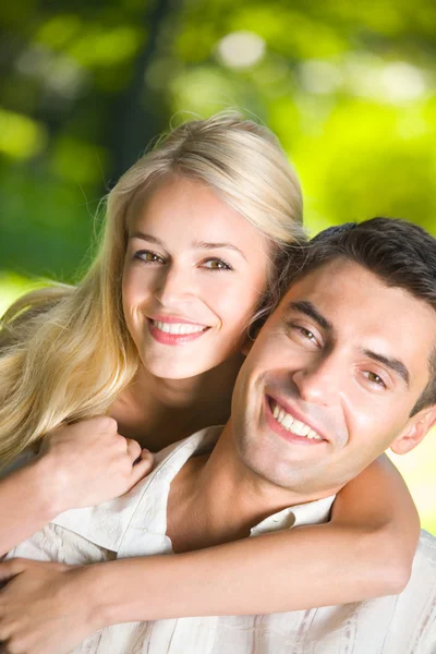 Молодая счастливая улыбающаяся привлекательная пара вместе на открытом воздухе — стоковое фото