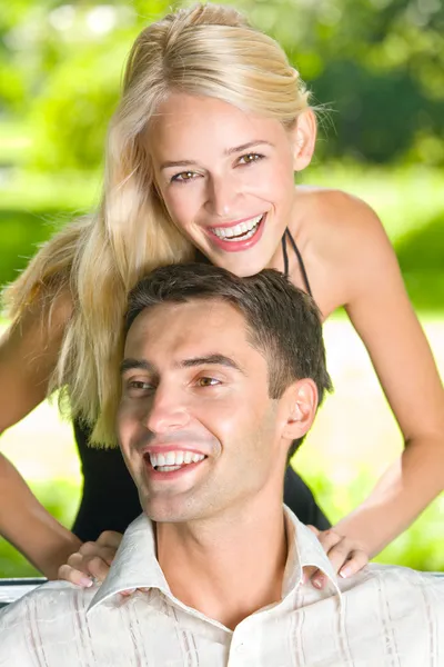 Portret van jonge gelukkige aantrekkelijke paar samen, buitenshuis — Stockfoto