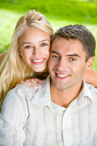 Jonge aantrekkelijke gelukkig liefde paar samen, buitenshuis — Stockfoto